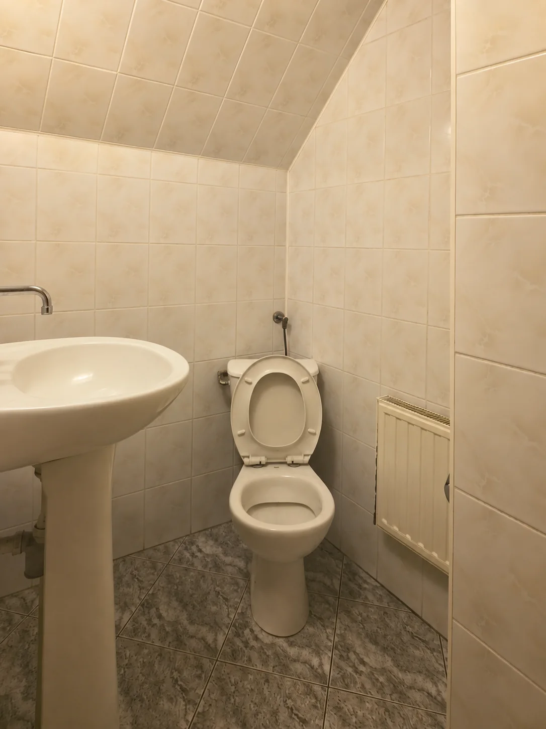 Małe WC przed remontem FlizPol — stare wykończenie przed zmianą