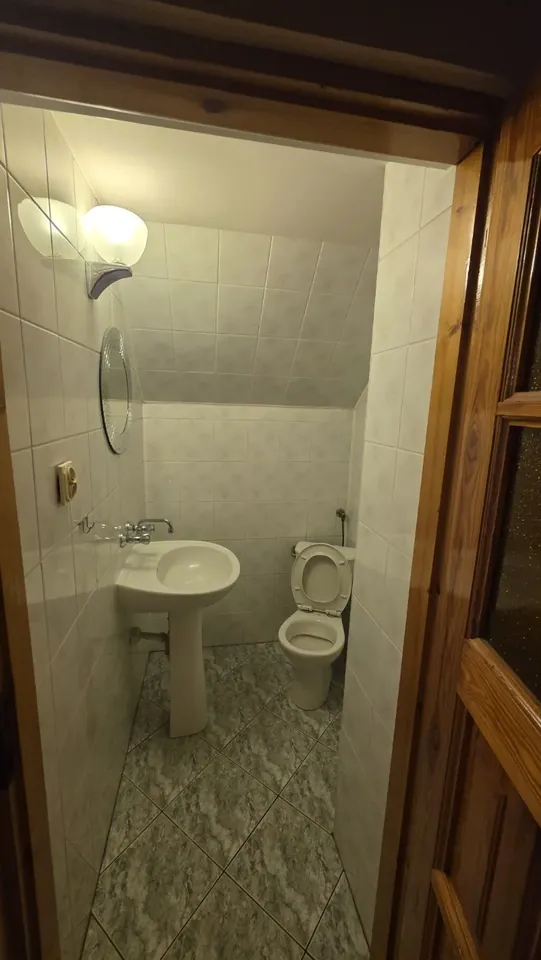 Małe WC w Krakowie przed rozpoczęciem remontu