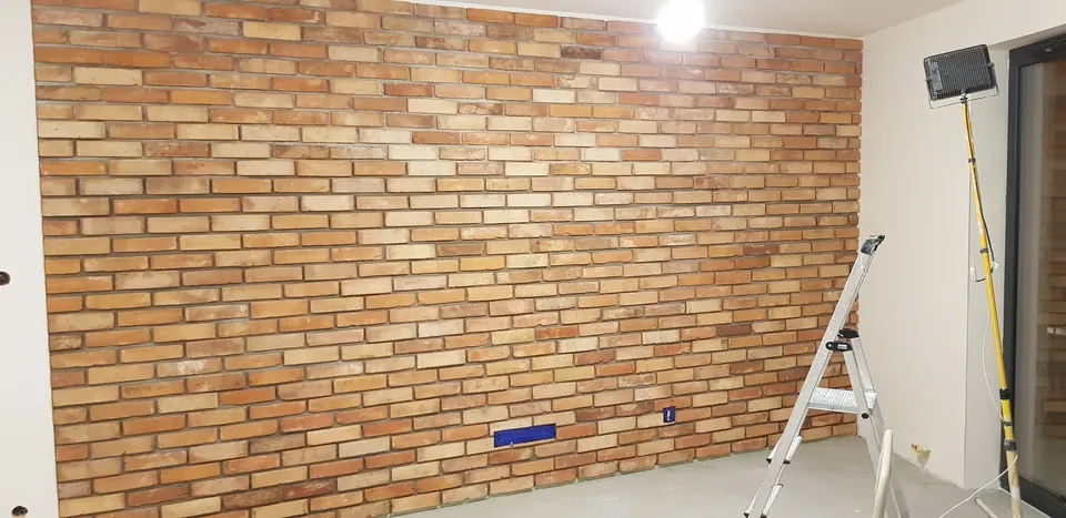 Ściana z cegły dekoracyjnej w trakcie prac wykończeniowych