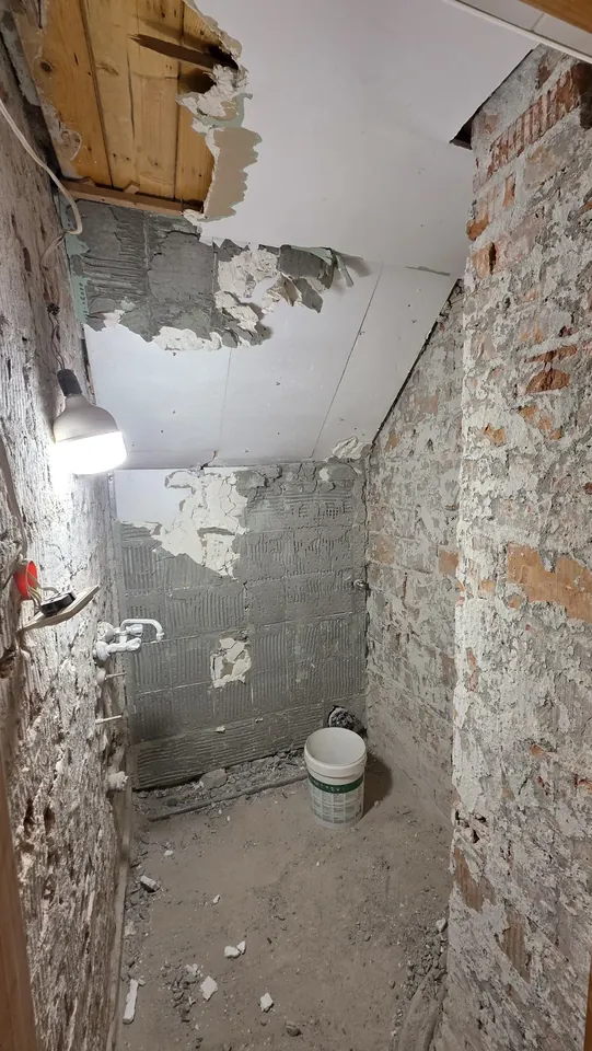 Małe WC w Krakowie na etapie demontażu i przygotowania do remontu
